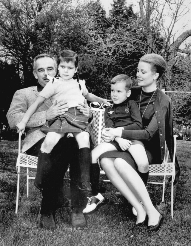 BERØMT SLEKT: Jazmin Grace Grimaldi er barnebarnet til avdøde prinsesse Grace Kelly (t.h) og prins Rainier av Monaco (t.v), som her er avbildet med barna prins Albert (5) og prinsesse Caroline (6) i april 1963. Foto: Topfoto BERØMT SLEKT: Jazmin Grace Grimaldi er barnebarnet til avdøde prinsesse Grace Kelly (t.h) og prins Rainier av Monaco (t.v), som her er avbildet med barna prins Albert (5) og prinsesse Caroline (6) i april 1963. Foto: Topfoto
